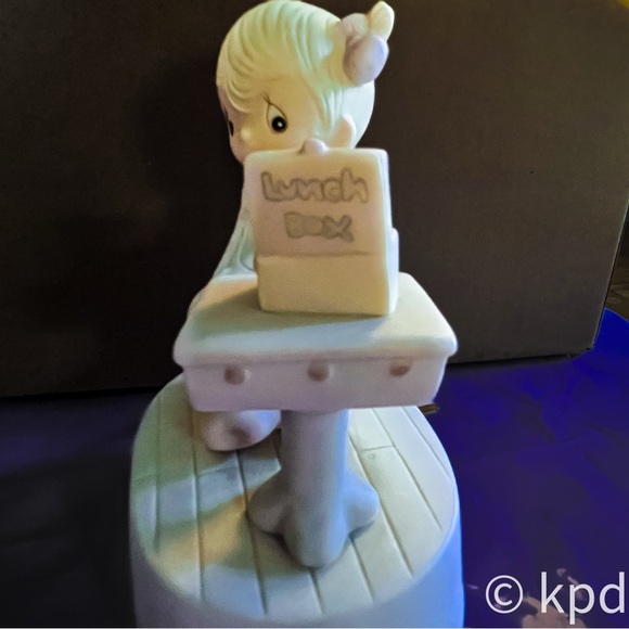 1981 PRECIOUS MOMENTS E-7185 "LOVE IS SHARING" MUSIC BOX PLAYS "SCHOOL DAYS" - Picture 8 of 10